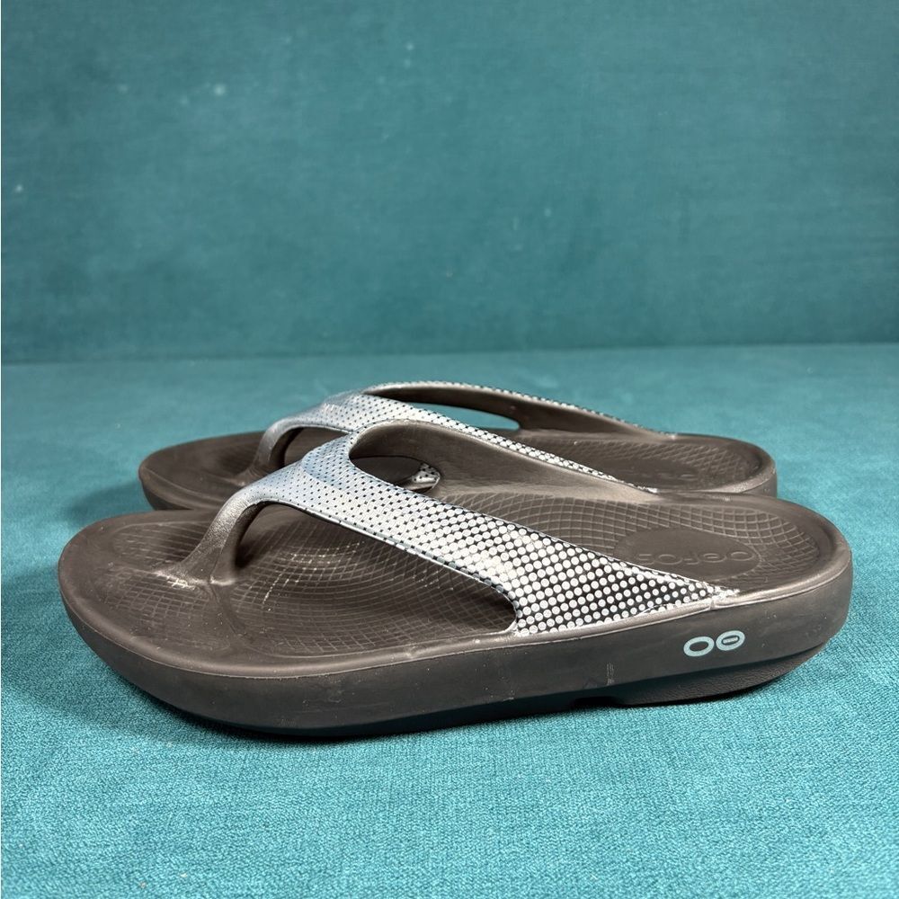 OOFOS OOlala Recovery Flip Flops Black Gray Dot Women’s Size 7 (EU 38)